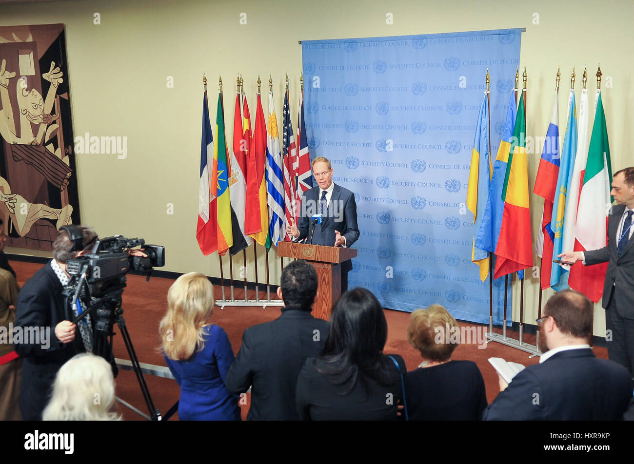 New York, Stati Uniti. 29 Mar, 2017. Ambasciatore britannico presso le Nazioni Unite Matthew Rycroft parla ai giornalisti. Consiglio di sicurezza si riunisce per discutere gli ultimi avvenimenti in Yemen, che si trova ancora di fronte a una guerra civile ed è diventata la base per i gruppi militanti come Al Qaeda e Stato islamico. Il paese si trova ad affrontare il "più grande crisi umanitaria' nel mondo, con i due terzi dei suoi diciotto milioni di persone che hanno bisogno di aiuto, secondo Stephen O'Brien, un alto funzionario dell'ONU. Credito: Luiz Roberto Lima/Pacific Press/Alamy Live News Foto Stock