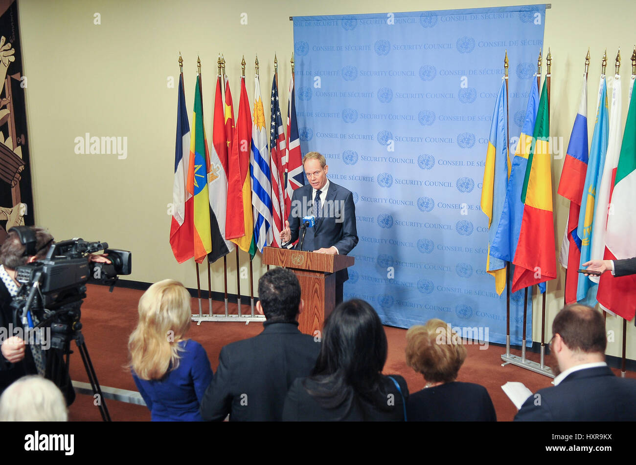New York, Stati Uniti. 29 Mar, 2017. Ambasciatore britannico presso le Nazioni Unite Matthew Rycroft parla ai giornalisti. Consiglio di sicurezza si riunisce per discutere gli ultimi avvenimenti in Yemen, che si trova ancora di fronte a una guerra civile ed è diventata la base per i gruppi militanti come Al Qaeda e Stato islamico. Il paese si trova ad affrontare il "più grande crisi umanitaria' nel mondo, con i due terzi dei suoi diciotto milioni di persone che hanno bisogno di aiuto, secondo Stephen O'Brien, un alto funzionario dell'ONU. Credito: Luiz Roberto Lima/Pacific Press/Alamy Live News Foto Stock