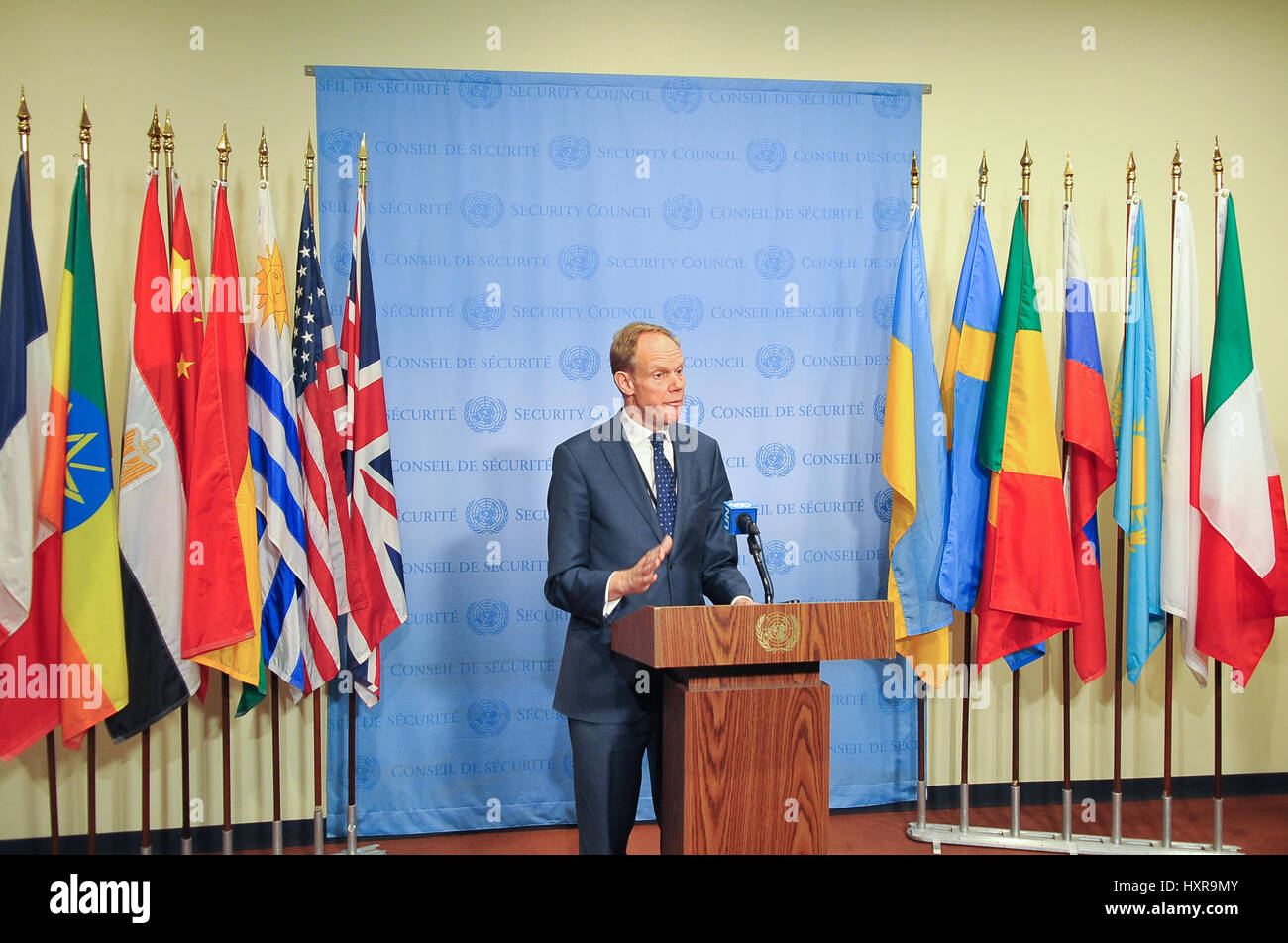 New York, Stati Uniti. 29 Mar, 2017. Ambasciatore britannico presso le Nazioni Unite Matthew Rycroft parla ai giornalisti. Consiglio di sicurezza si riunisce per discutere gli ultimi avvenimenti in Yemen, che si trova ancora di fronte a una guerra civile ed è diventata la base per i gruppi militanti come Al Qaeda e Stato islamico. Il paese si trova ad affrontare il "più grande crisi umanitaria' nel mondo, con i due terzi dei suoi diciotto milioni di persone che hanno bisogno di aiuto, secondo Stephen O'Brien, un alto funzionario dell'ONU. Credito: Luiz Roberto Lima/Pacific Press/Alamy Live News Foto Stock