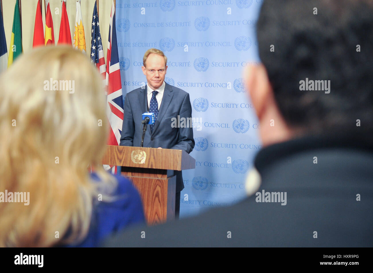 New York, Stati Uniti. 29 Mar, 2017. Ambasciatore britannico presso le Nazioni Unite Matthew Rycroft parla ai giornalisti. Consiglio di sicurezza si riunisce per discutere gli ultimi avvenimenti in Yemen, che si trova ancora di fronte a una guerra civile ed è diventata la base per i gruppi militanti come Al Qaeda e Stato islamico. Il paese si trova ad affrontare il "più grande crisi umanitaria' nel mondo, con i due terzi dei suoi diciotto milioni di persone che hanno bisogno di aiuto, secondo Stephen O'Brien, un alto funzionario dell'ONU. Credito: Luiz Roberto Lima/Pacific Press/Alamy Live News Foto Stock