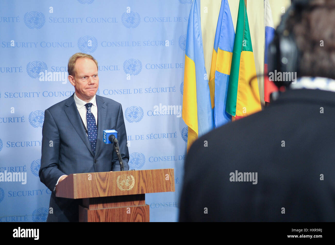 New York, Stati Uniti. 29 Mar, 2017. Ambasciatore britannico presso le Nazioni Unite Matthew Rycroft parla ai giornalisti. Consiglio di sicurezza si riunisce per discutere gli ultimi avvenimenti in Yemen, che si trova ancora di fronte a una guerra civile ed è diventata la base per i gruppi militanti come Al Qaeda e Stato islamico. Il paese si trova ad affrontare il "più grande crisi umanitaria' nel mondo, con i due terzi dei suoi diciotto milioni di persone che hanno bisogno di aiuto, secondo Stephen O'Brien, un alto funzionario dell'ONU. Credito: Luiz Roberto Lima/Pacific Press/Alamy Live News Foto Stock