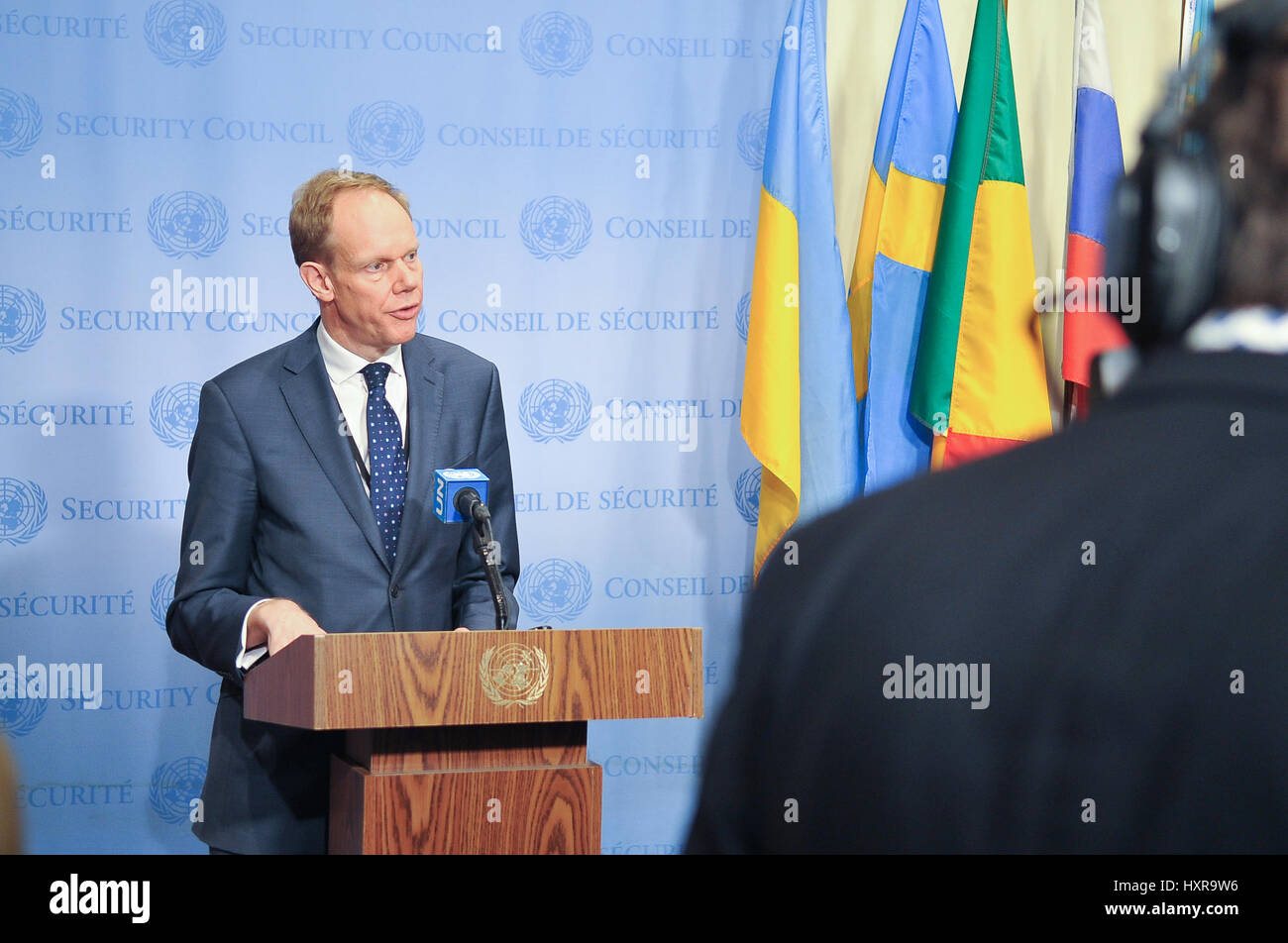 New York, Stati Uniti. 29 Mar, 2017. Ambasciatore britannico presso le Nazioni Unite Matthew Rycroft parla ai giornalisti. Consiglio di sicurezza si riunisce per discutere gli ultimi avvenimenti in Yemen, che si trova ancora di fronte a una guerra civile ed è diventata la base per i gruppi militanti come Al Qaeda e Stato islamico. Il paese si trova ad affrontare il "più grande crisi umanitaria' nel mondo, con i due terzi dei suoi diciotto milioni di persone che hanno bisogno di aiuto, secondo Stephen O'Brien, un alto funzionario dell'ONU. Credito: Luiz Roberto Lima/Pacific Press/Alamy Live News Foto Stock