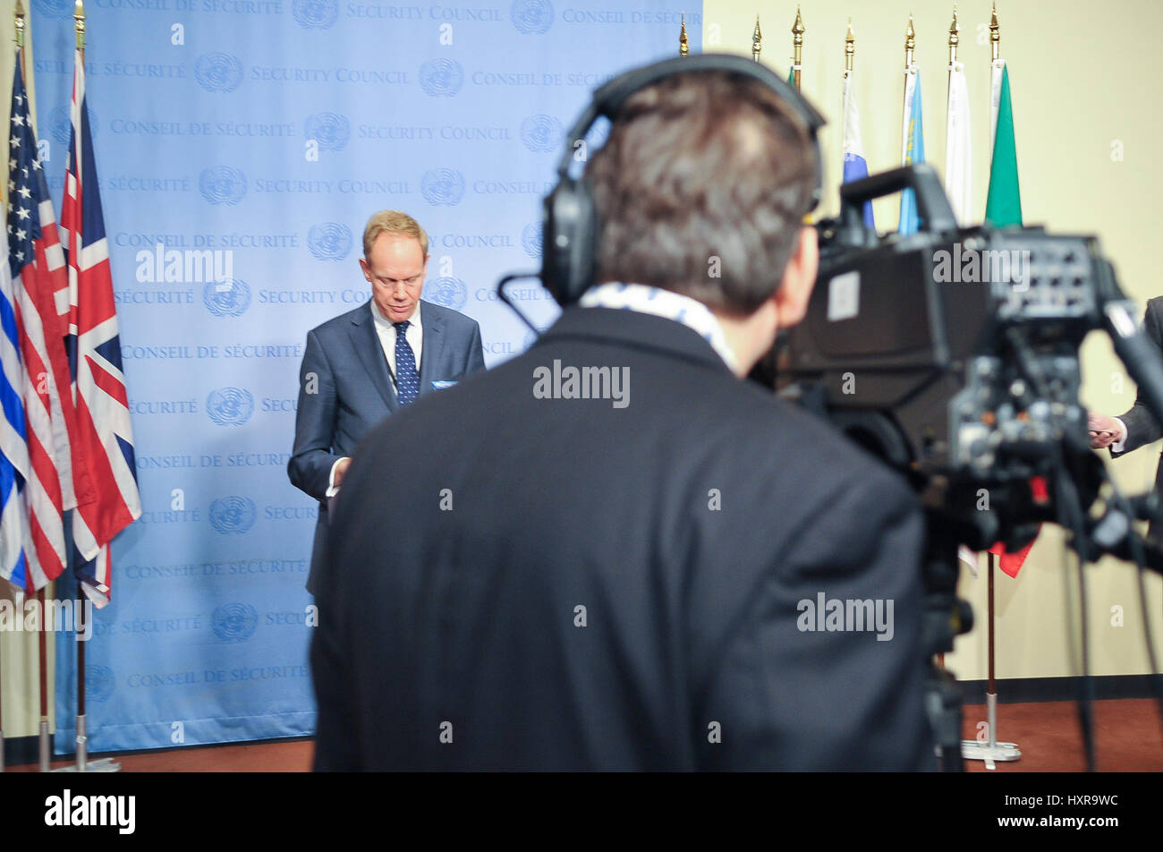 New York, Stati Uniti. 29 Mar, 2017. Ambasciatore britannico presso le Nazioni Unite Matthew Rycroft parla ai giornalisti. Consiglio di sicurezza si riunisce per discutere gli ultimi avvenimenti in Yemen, che si trova ancora di fronte a una guerra civile ed è diventata la base per i gruppi militanti come Al Qaeda e Stato islamico. Il paese si trova ad affrontare il "più grande crisi umanitaria' nel mondo, con i due terzi dei suoi diciotto milioni di persone che hanno bisogno di aiuto, secondo Stephen O'Brien, un alto funzionario dell'ONU. Credito: Luiz Roberto Lima/Pacific Press/Alamy Live News Foto Stock