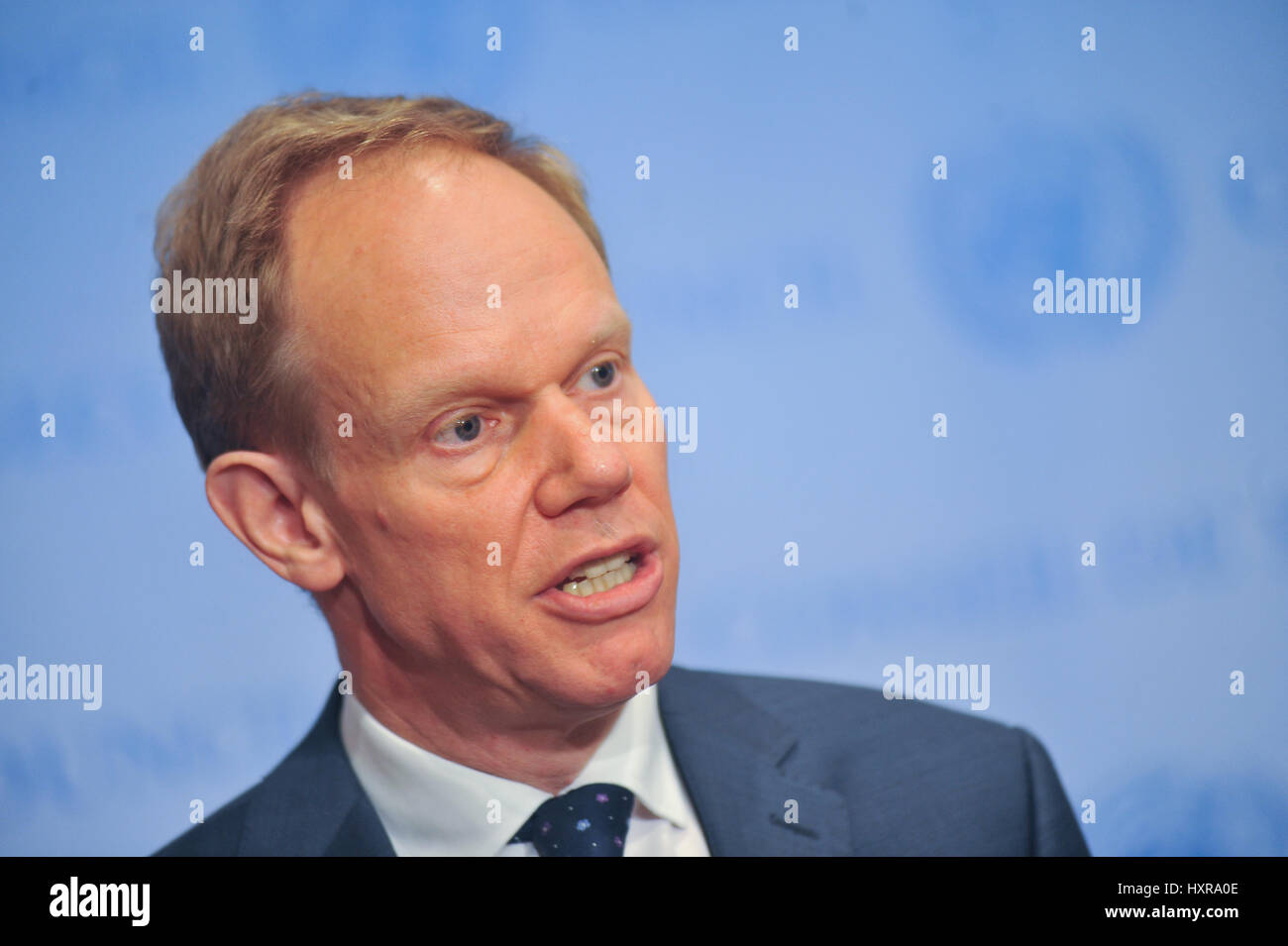 New York, Stati Uniti. 29 Mar, 2017. Ambasciatore britannico presso le Nazioni Unite Matthew Rycroft parla ai giornalisti. Consiglio di sicurezza si riunisce per discutere gli ultimi avvenimenti in Yemen, che si trova ancora di fronte a una guerra civile ed è diventata la base per i gruppi militanti come Al Qaeda e Stato islamico. Il paese si trova ad affrontare il "più grande crisi umanitaria' nel mondo, con i due terzi dei suoi diciotto milioni di persone che hanno bisogno di aiuto, secondo Stephen O'Brien, un alto funzionario dell'ONU. Credito: Luiz Roberto Lima/Pacific Press/Alamy Live News Foto Stock