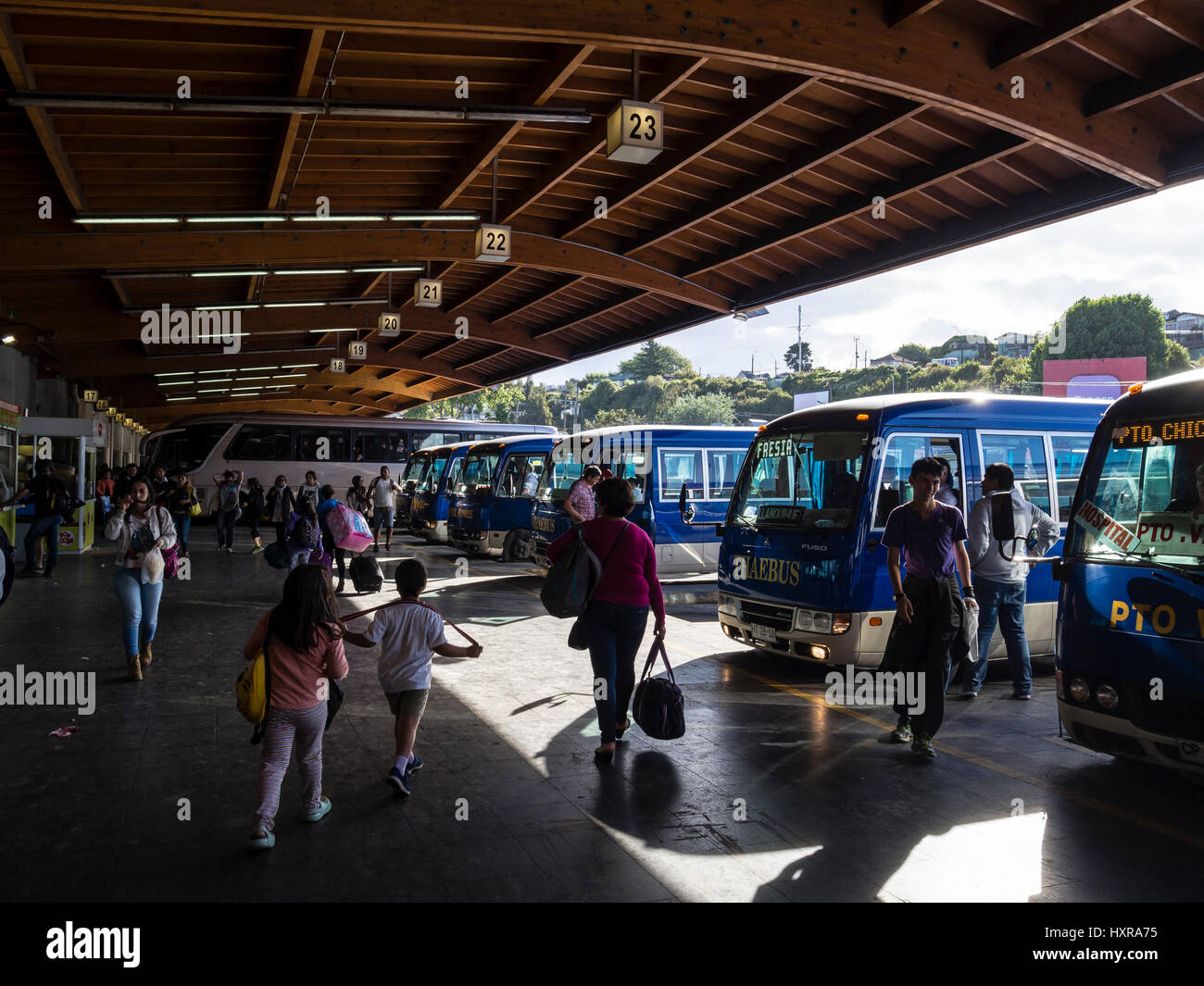 La voce di persone verso i loro autobus, la stazione di autobus Puerto Montt, Cile Foto Stock