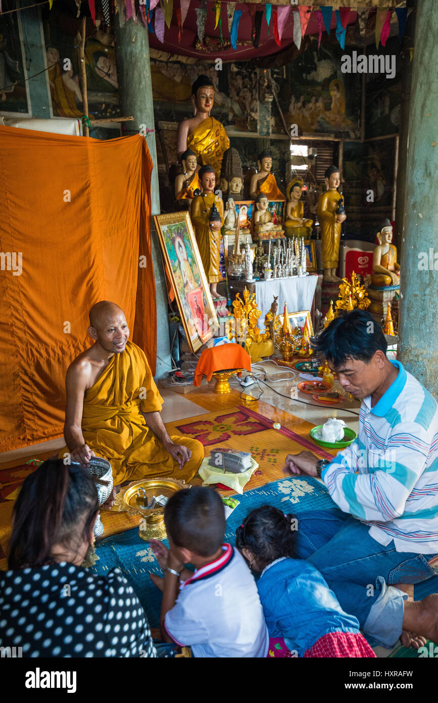 La popolazione locale e il frate in Wat Phnom Sampeau tempio vicino Battambang, Cambogia, in Asia. Foto Stock