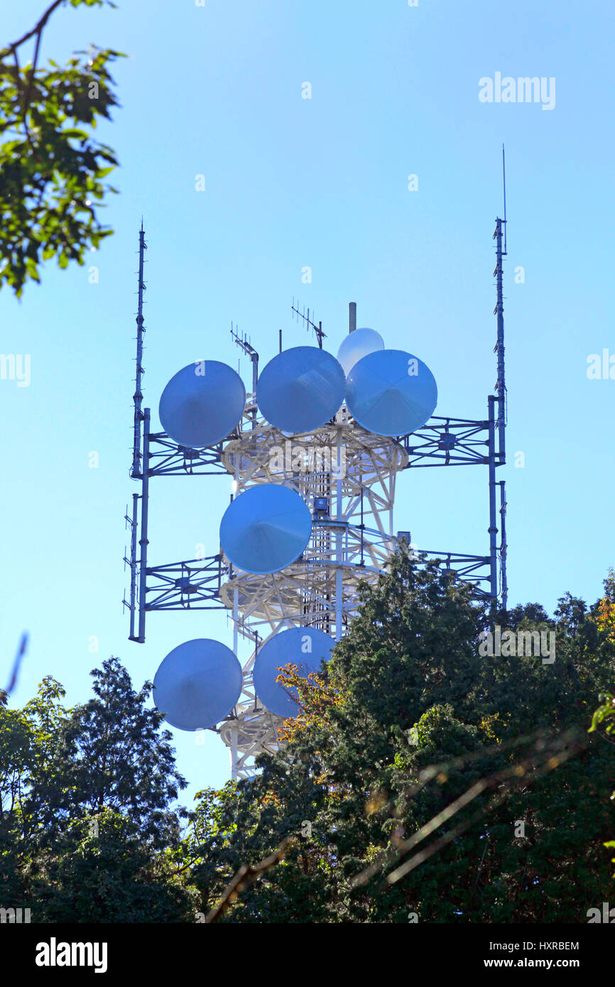 Radio stazione relè sulla sommità del monte Takao Hachiōji città Western Tokyo Giappone Foto Stock