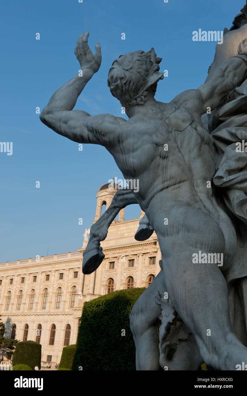 Statua des Rossebändigers vor dem Maria-Theresien-Platz im Abendlicht, Wien Österreich Foto Stock