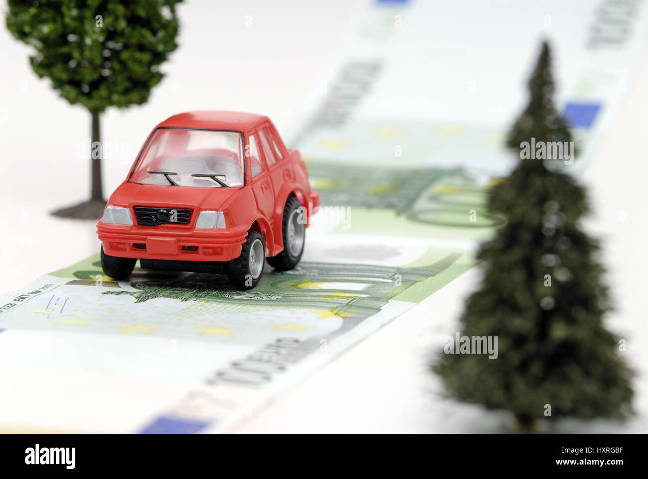 Auto in miniatura va sulle banconote, autovetture di pedaggio Miniaturauto fährt auf Geldscheinen, PKW-Maut Foto Stock