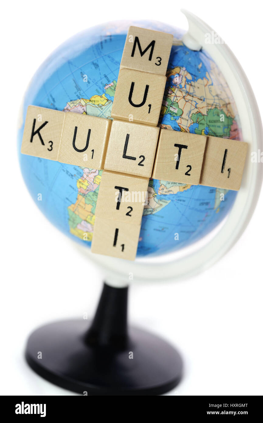 Corsa del multiculturalismo di pietre di giocare su un globo, Schriftzug Multikulti aus Spielsteinen auf einem Globus Foto Stock