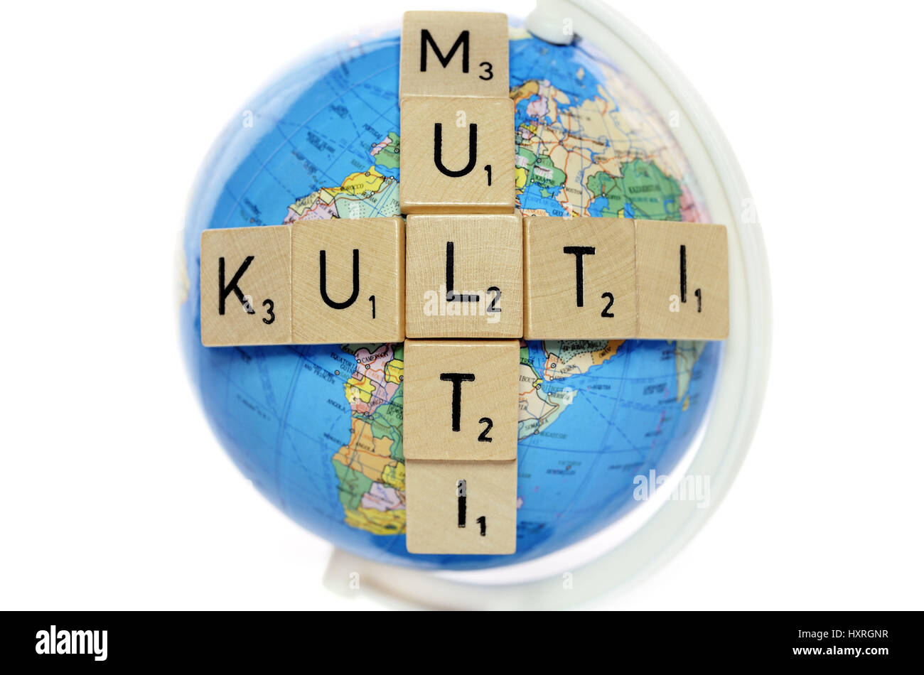 Corsa del multiculturalismo di pietre di giocare su un globo, Schriftzug Multikulti aus Spielsteinen auf einem Globus Foto Stock