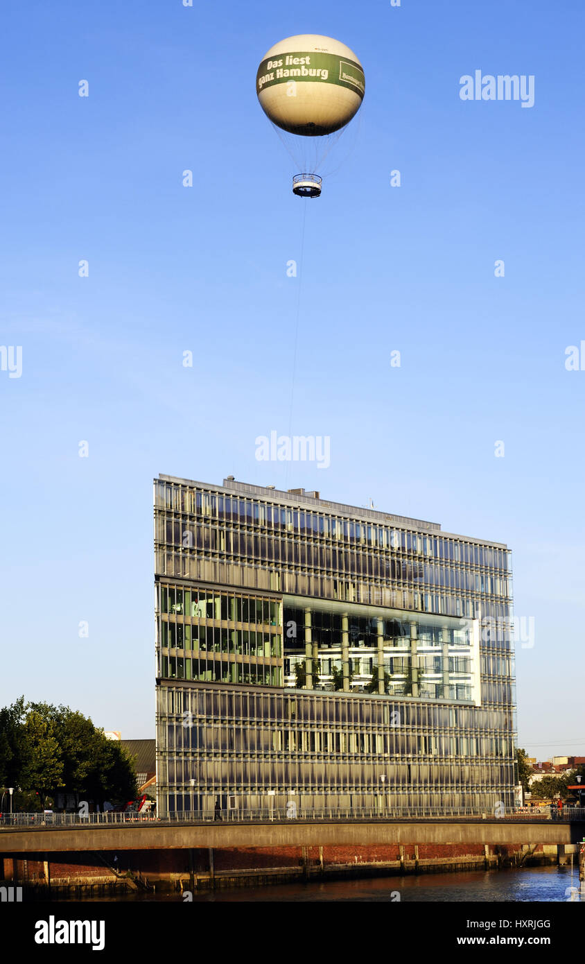 Edificio per uffici dyke centro di gate e pallone frenato high flyer ad Amburgo, Germania, Europa, Bürogebäude Deichtorcenter und Fesselballon Highflyer in Foto Stock