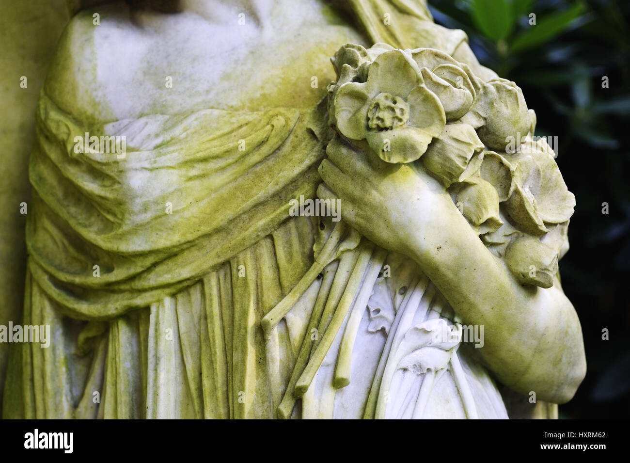 Braccio mantiene bouquet, dettaglio di una storica statua sul cimitero Ohlsdorfer ad Amburgo, in Germania, in Europa, il braccio hält Blumenstrauß, dettaglio einer historisc Foto Stock