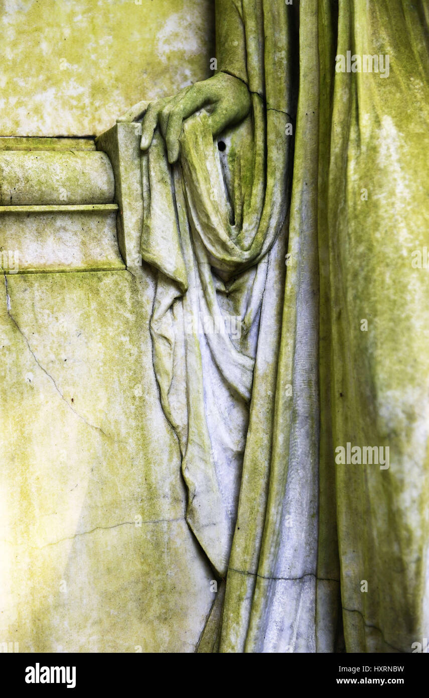 Le ricerche a mano tenere il dettaglio di una tomba statua nel cimitero Ohlsdorfer ad Amburgo, Germania, Europa, mano sucht Halt, dettaglio einer Grabstatue auf dem Foto Stock