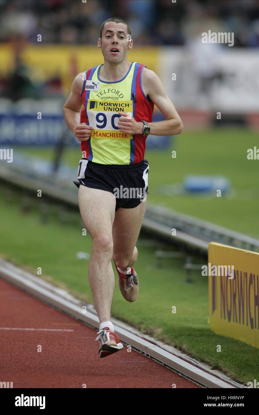 CHRISTOPHER DAVIES 5000 METRI MANCHESTER ARENA regionale 11 luglio 2004 Foto Stock