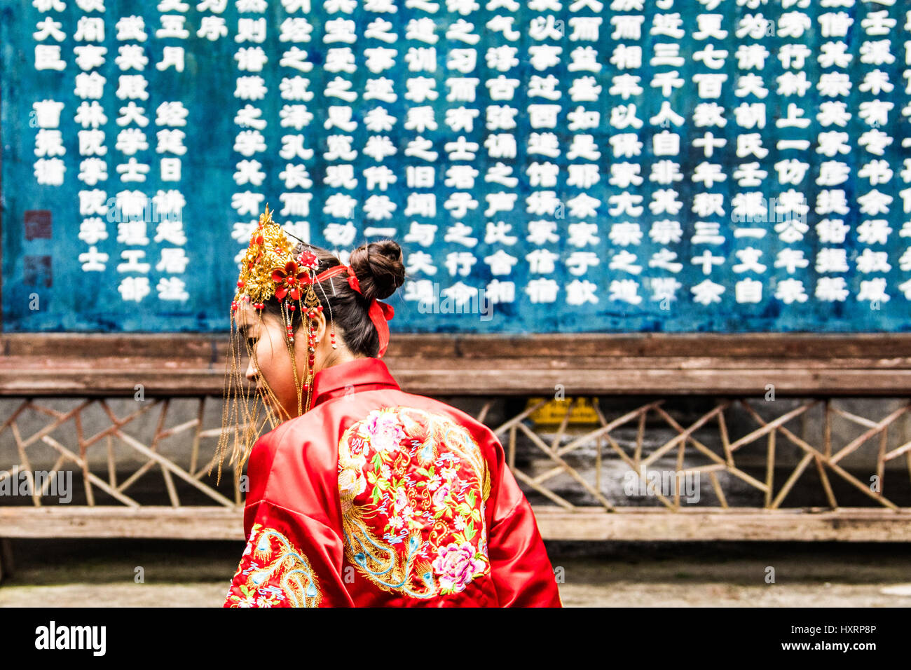 Reenactor indossando abiti tradizionali, Xidi, cinese tradizionale villaggio, Huizhou, Cina Foto Stock