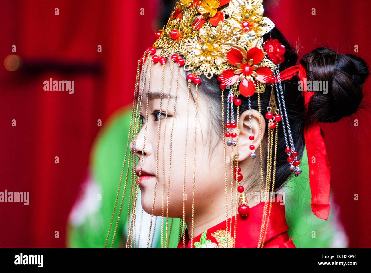 Reenactor indossando abiti tradizionali, Xidi, cinese tradizionale villaggio, Huizhou, Cina Foto Stock