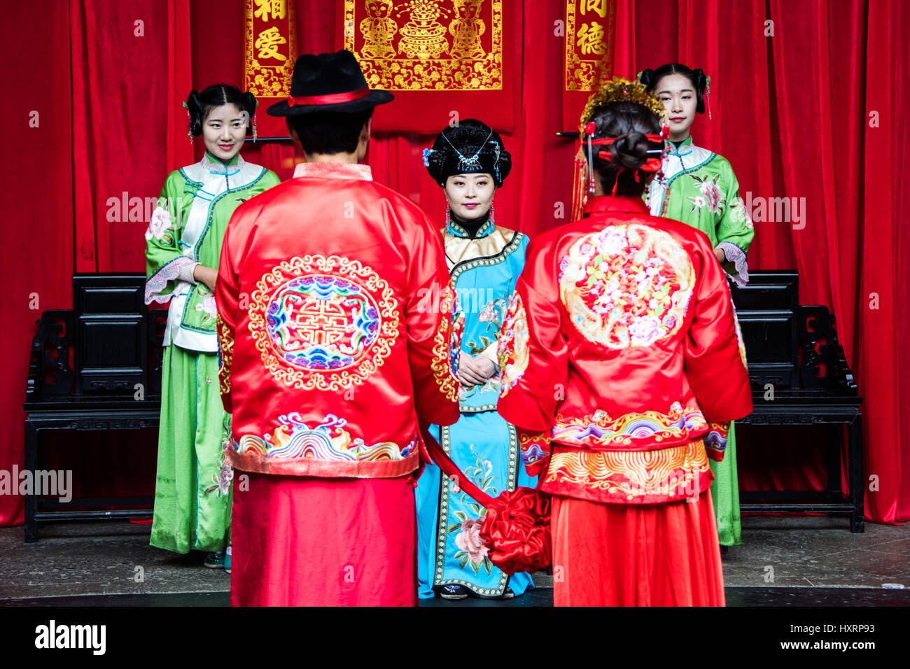 La rievocazione di nozze indossando abiti tradizionali, Xidi, cinese tradizionale villaggio, Huizhou, Cina Foto Stock