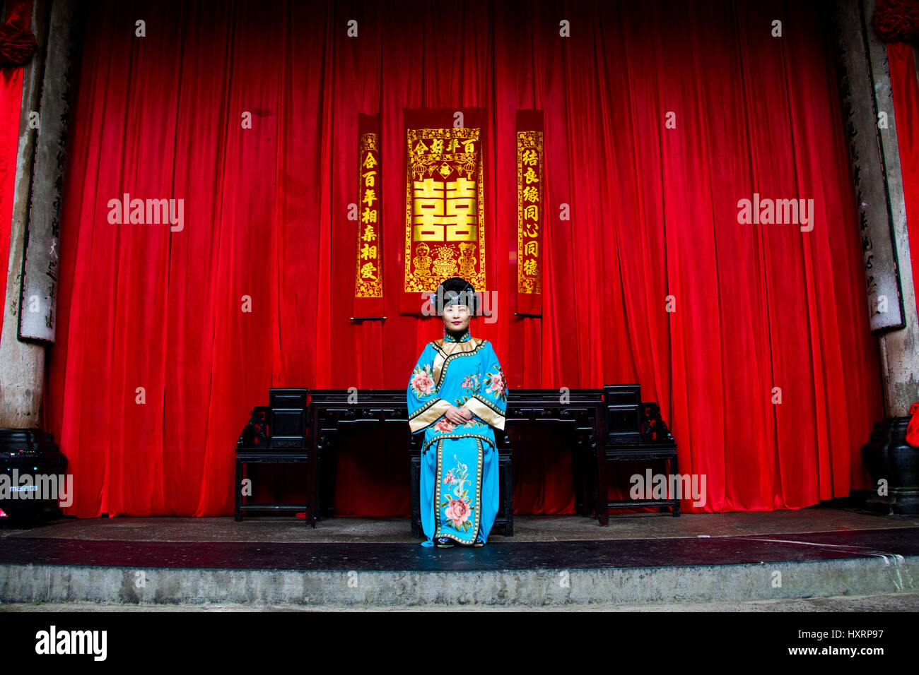 Reenactor indossando abiti tradizionali, Xidi, cinese tradizionale villaggio, Huizhou, Cina Foto Stock