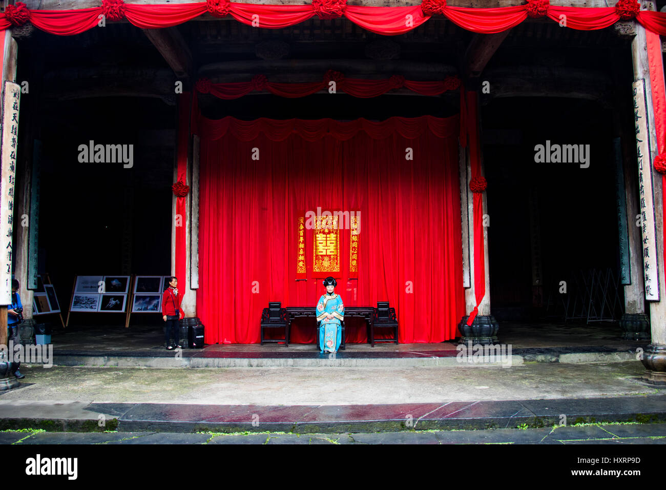 Reenactor indossando abiti tradizionali, Xidi, cinese tradizionale villaggio, Huizhou, Cina Foto Stock