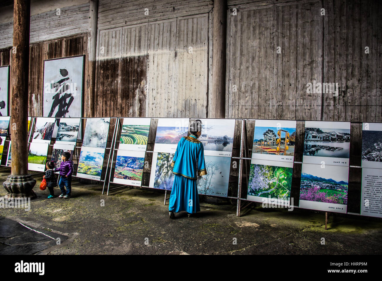 Mostre fotografiche goduto da un reinacgtor Xidi, cinese tradizionale villaggio, Huizhou, Cina Foto Stock