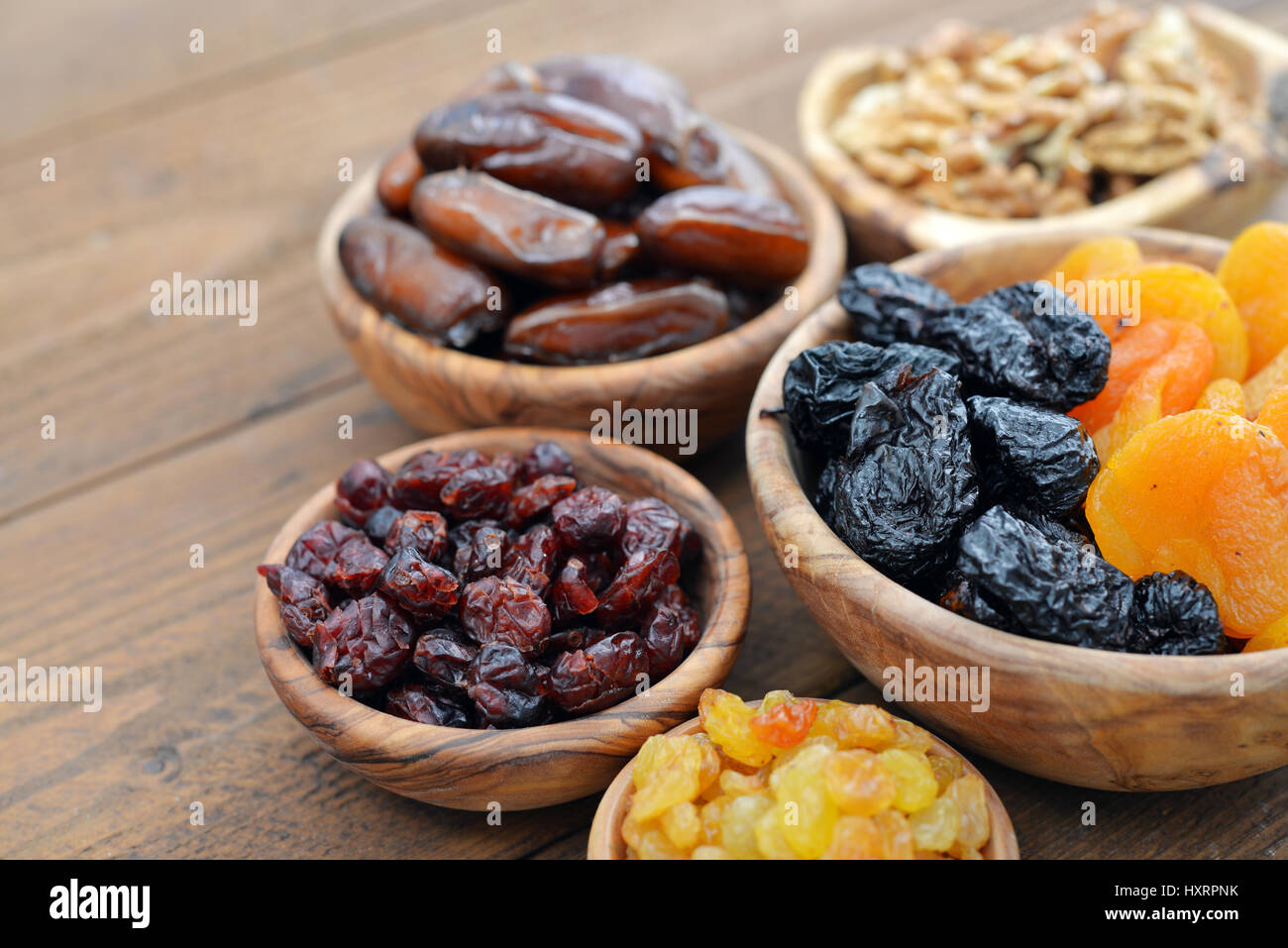 Mix di frutta secca e noci in ciotole di legno closeup Foto Stock
