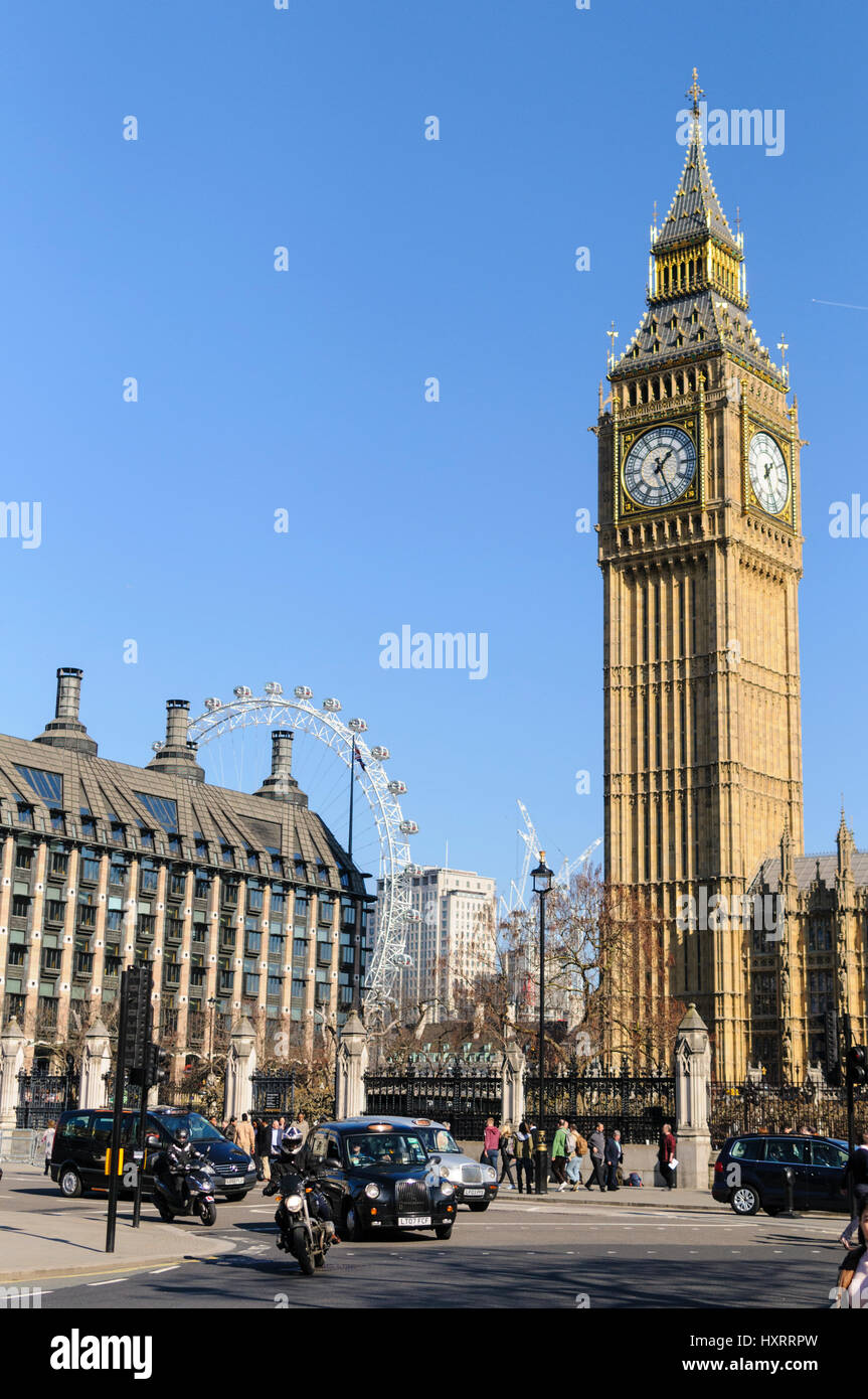 La torre di Elizabeth aka Big Ben in una giornata di sole con il London eye in background e del traffico. Londra, Inghilterra 2017. Foto Stock