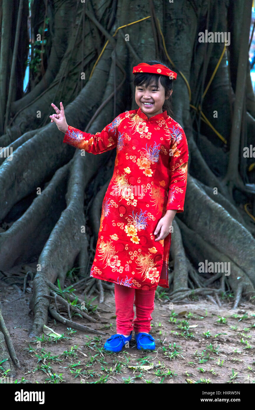Ragazza vietnamita in abito tradizionale per il nuovo anno lunare Foto Stock