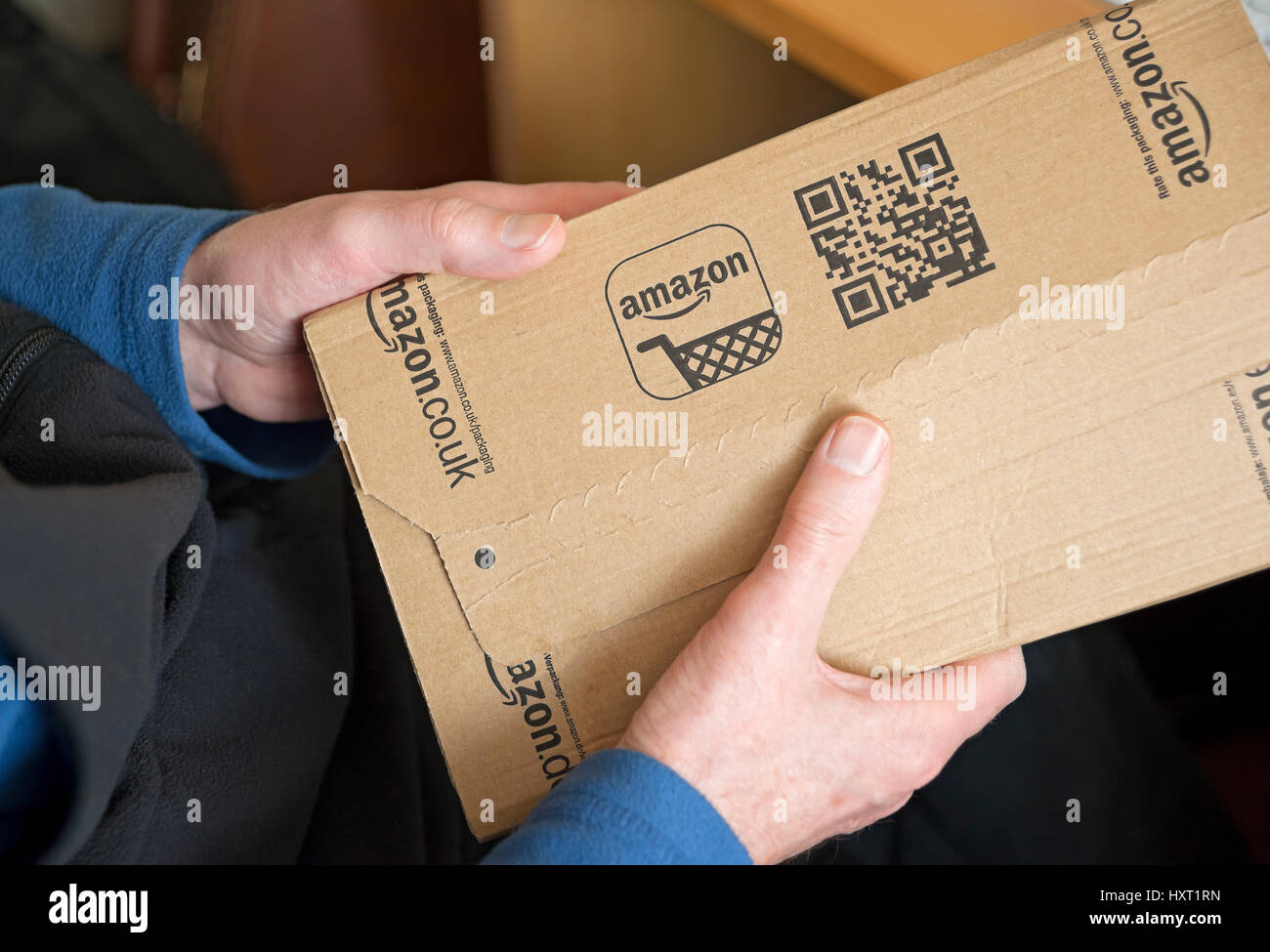 Primo piano di persona uomo in possesso di pacchetto Amazon casa internet  online shopping delivery Inghilterra Regno Unito GB Gran Bretagna Foto  stock - Alamy