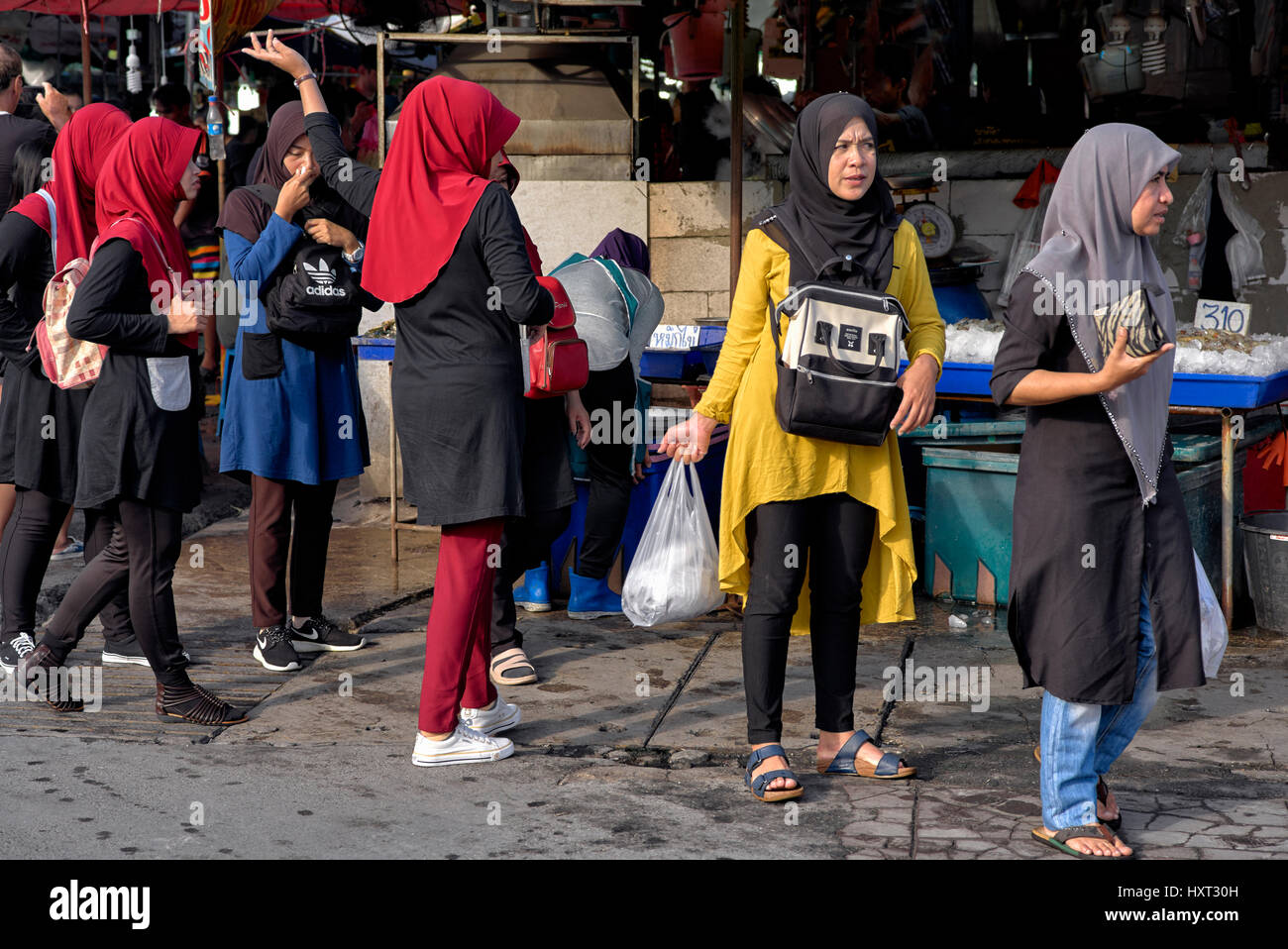Il gruppo di donne musulmane shopping presso un Tailandia street market alimentare. Sud-est asiatico Foto Stock