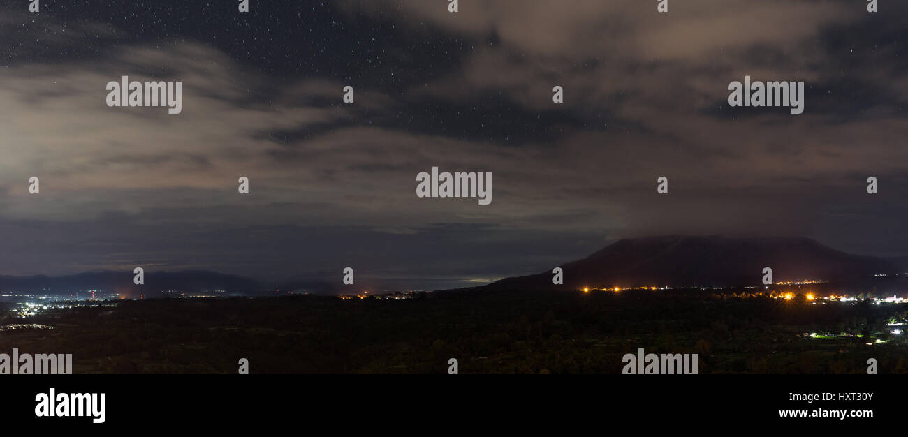 La mattina presto con le stelle e le nuvole di luce il paesaggio del vulcano attivo Mount Sinabung nel nord di Sumatra, Indonesia. Foto Stock