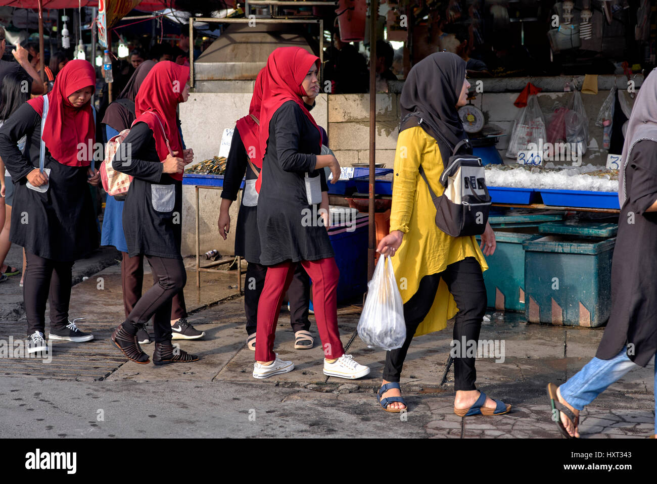 Il gruppo di donne musulmane shopping presso un Tailandia street market alimentare. Sud-est asiatico Foto Stock