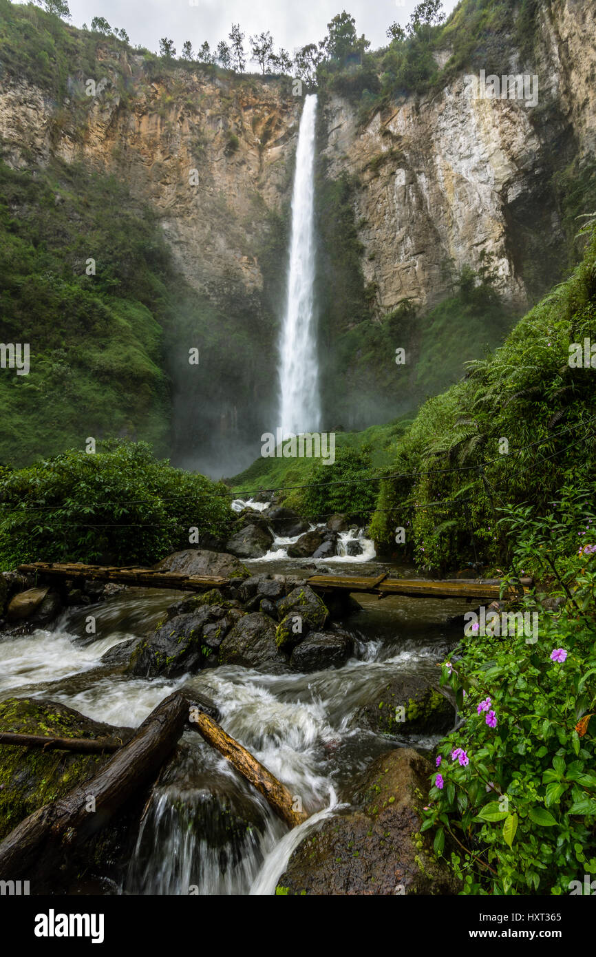 120m Sipiso Piso cascata in discesa alla vegetazione lussureggiante valle, Lago Toba, Sumatra, Indonesia. Foto Stock