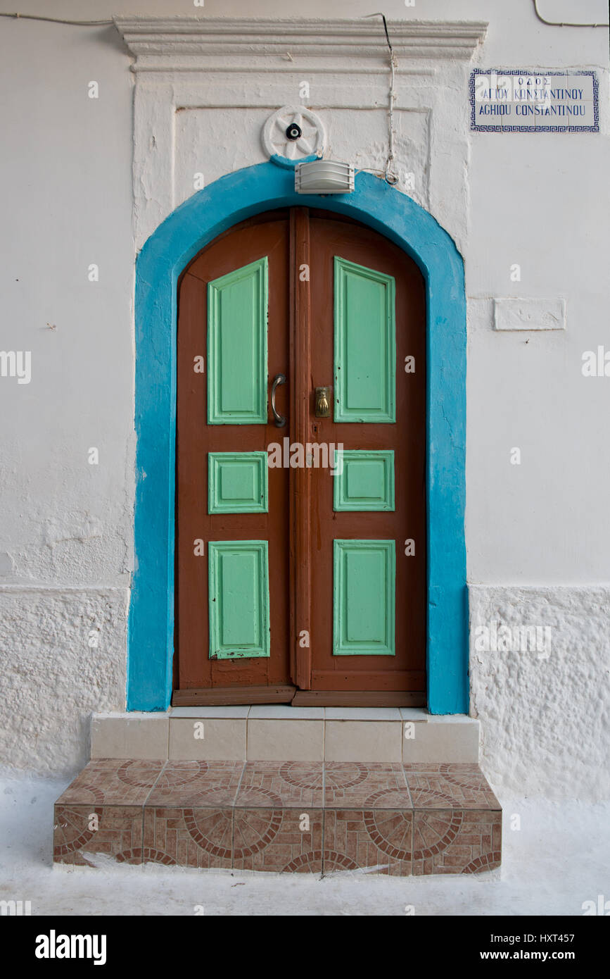 Hölzerne Eingangstüre hellgrün und braun mit türkiser Einfassung in weißer Fassade, Insel Kastellorizo, Dodekanes, Griechenland Foto Stock