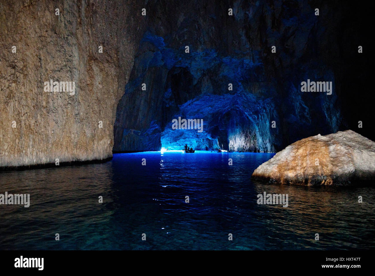 Große blaue Grotte mit Booten und Schwimmern, Insel Kastellorizo, Dodekanes, Griechenland Foto Stock