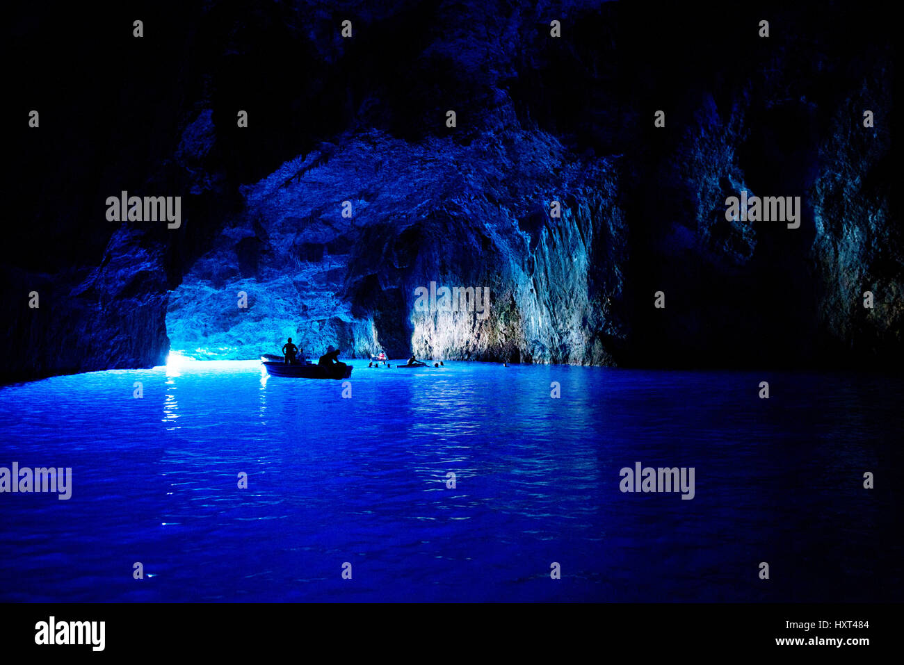 Große blaue Grotte mit Booten und Schwimmern, Insel Kastellorizo, Dodekanes, Griechenland Foto Stock