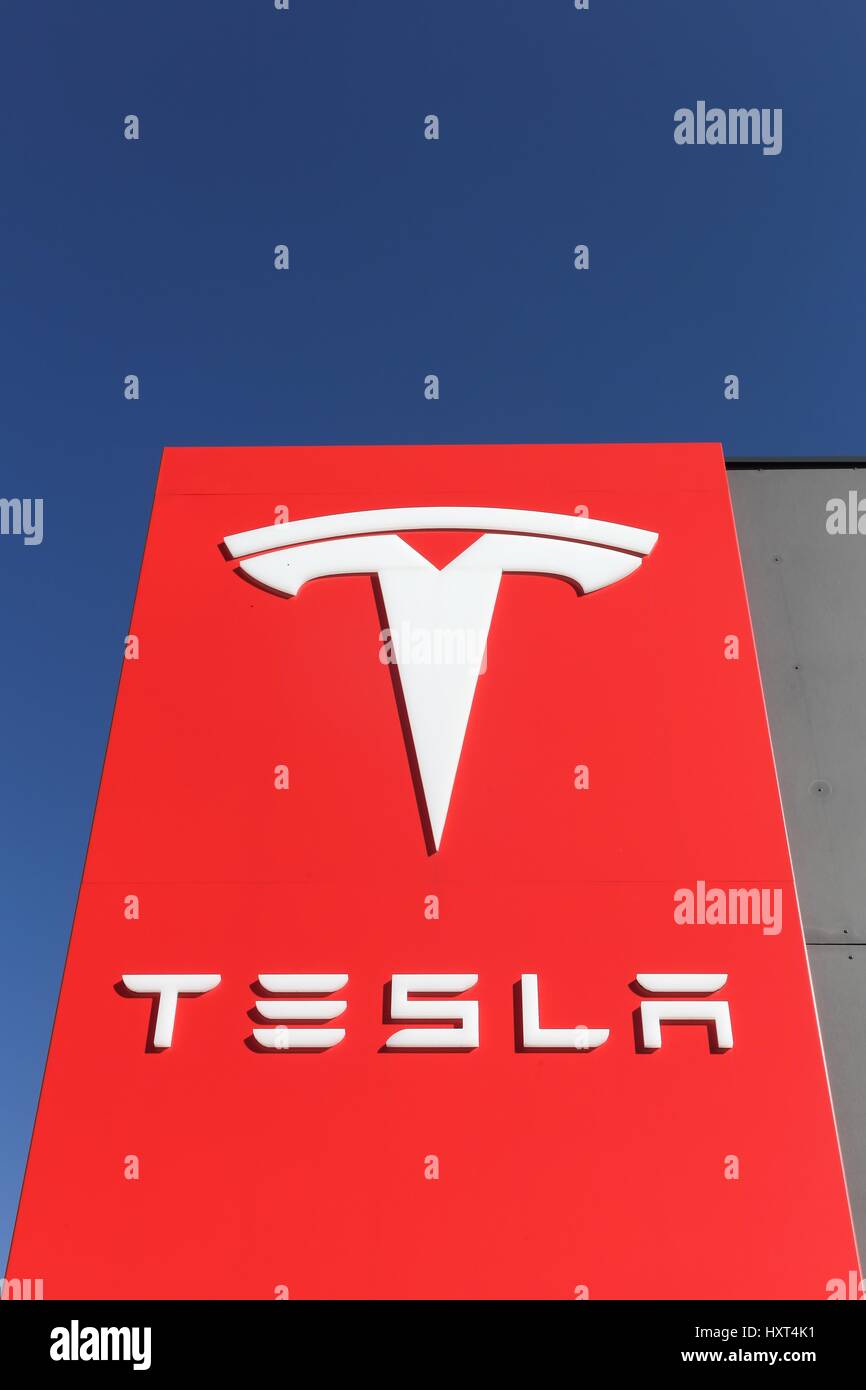 Tilst, Danimarca - 26 Marzo 2017: Tesla è un American automotive e stoccaggio di energia azienda che progetta, produce e vende il lusso di auto elettriche Foto Stock