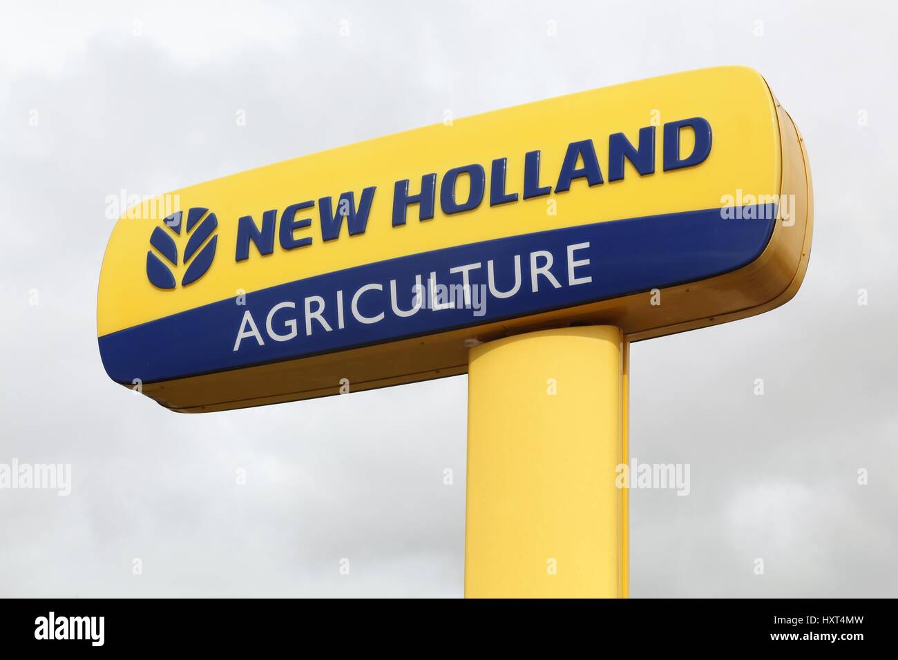 Chateaudin, Francia - 19 Marzo 2017: New Holland Agriculture logo su un palo. New Holland è una marca di attrezzature agricole Foto Stock