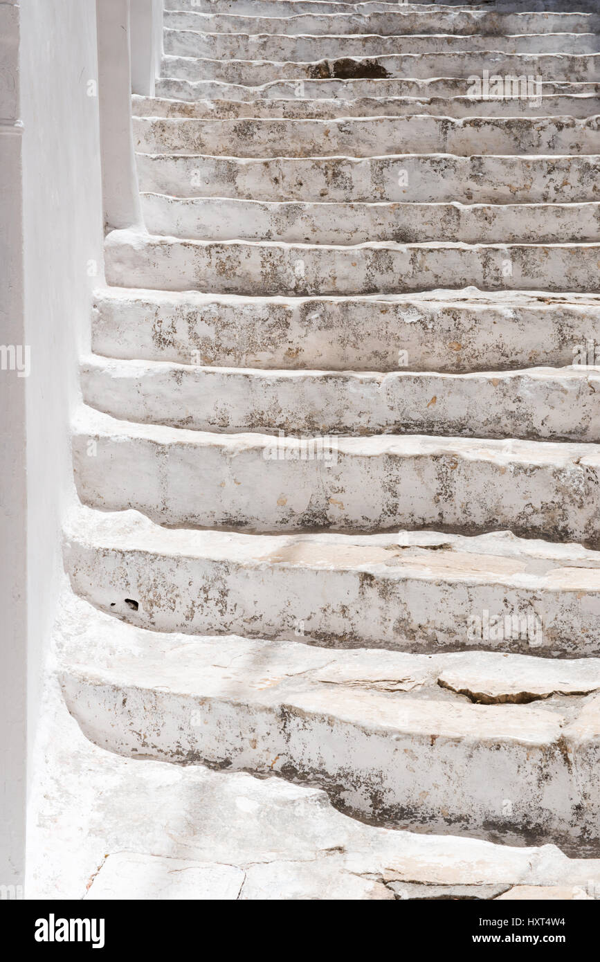Weiß gestrichene antike Treppe in starkem Sonnenlicht mit leichter Dreheng nach links, Insel Kastellorizo, Dodekanes, Griechenland Foto Stock