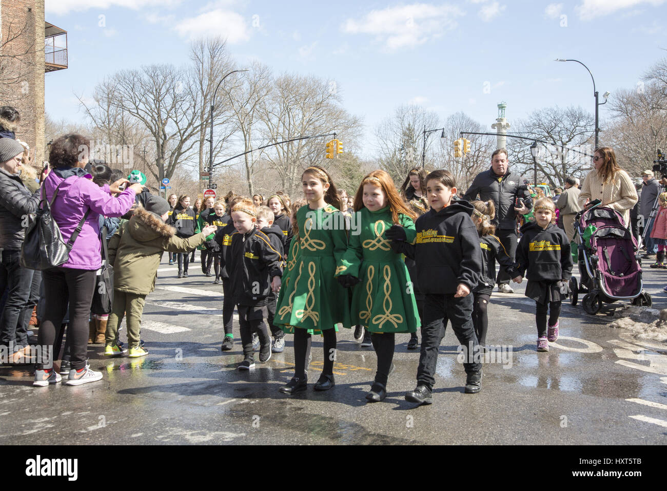 Bambini da un irlandese locale scuola di danza di marzo nella Irish American Sfilata di San Patrizio a Park Slope, Brooklyn, New York. Foto Stock