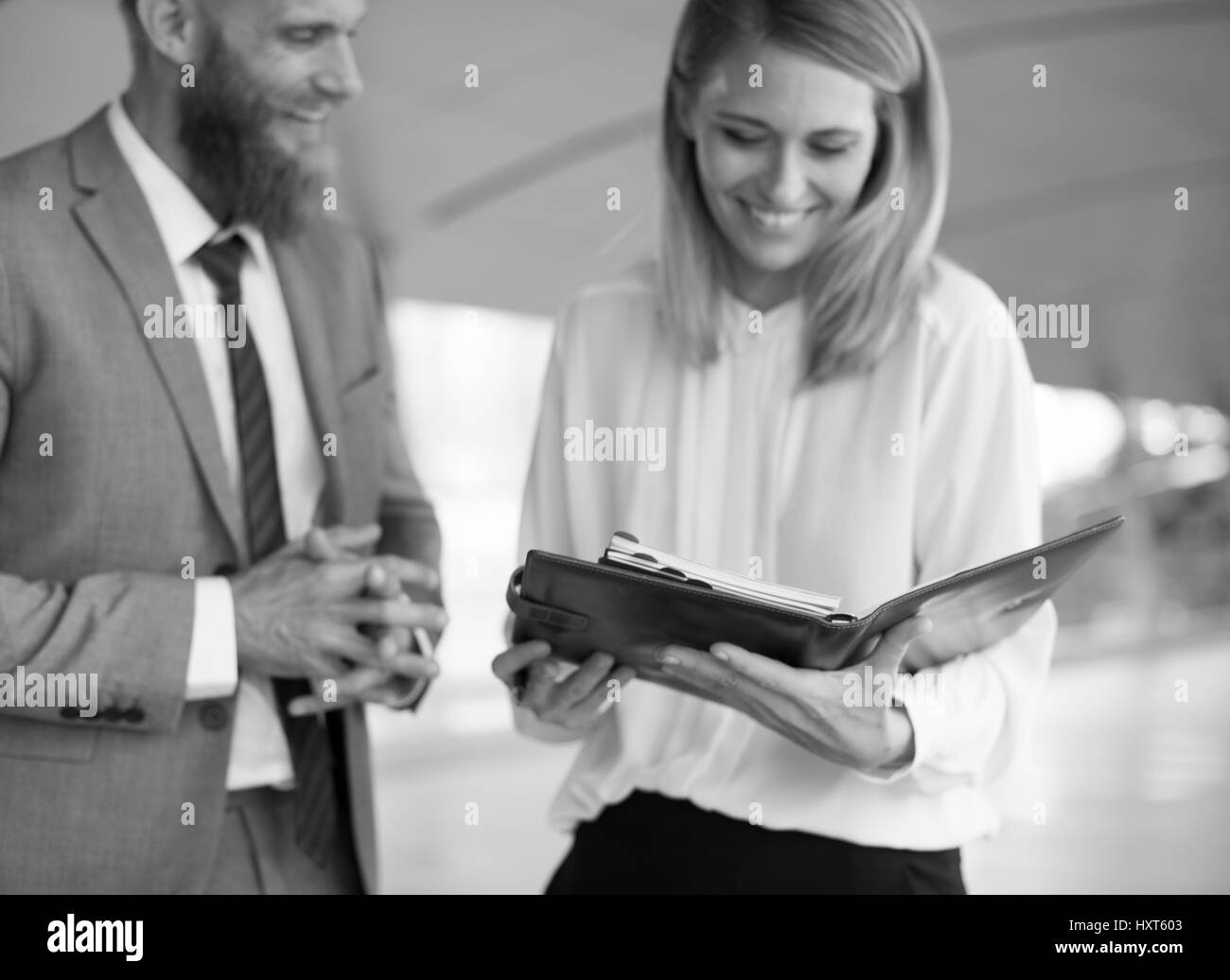 Parlare di Business Uomini Donne Agenda Foto Stock