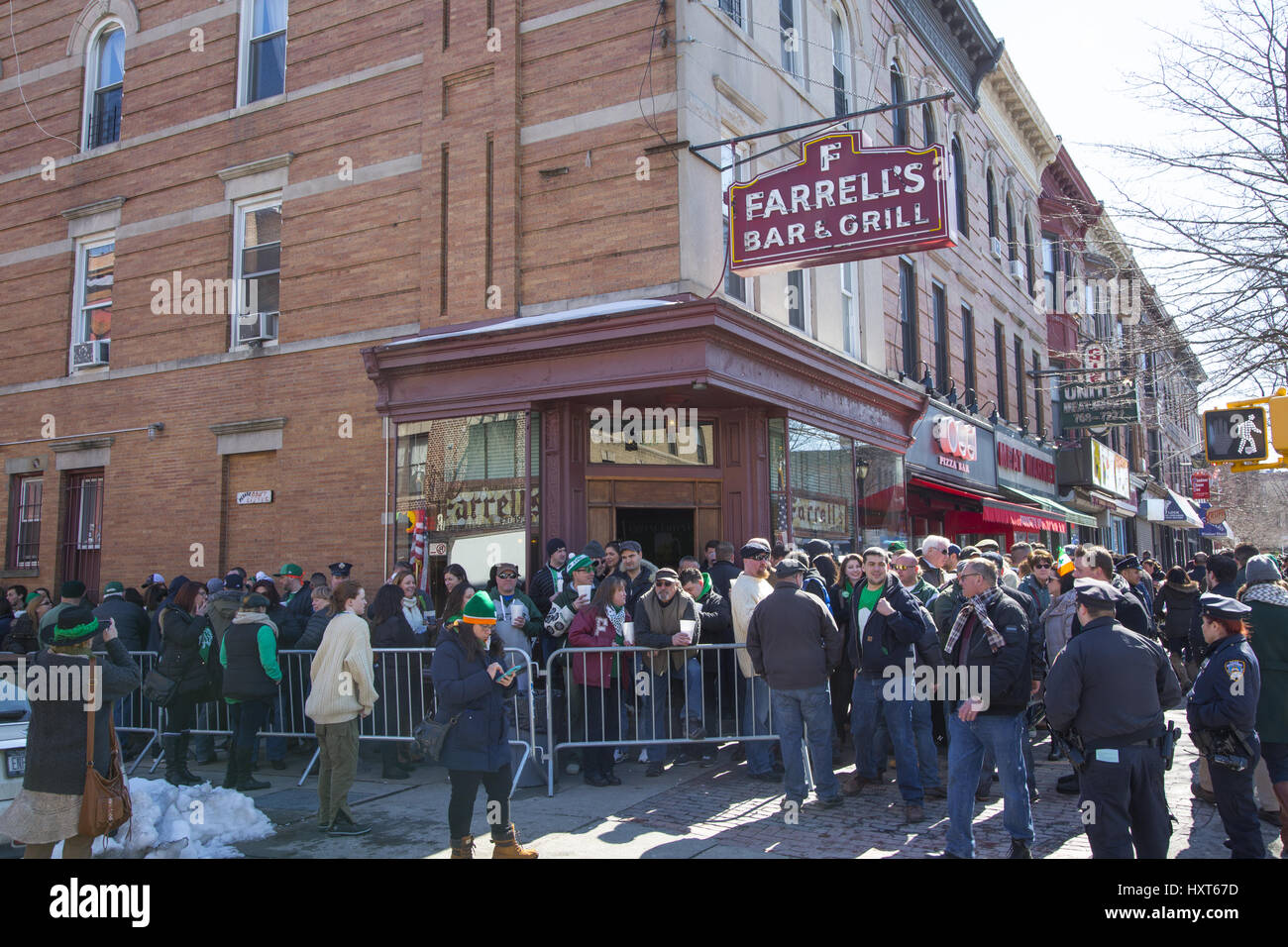 Farrell's Irish Pub è sempre traboccante di celebrazione dopo la Irish American parata annuale in onore di San Patrizio in Park Slope quartiere di Brooklyn, New York. Foto Stock