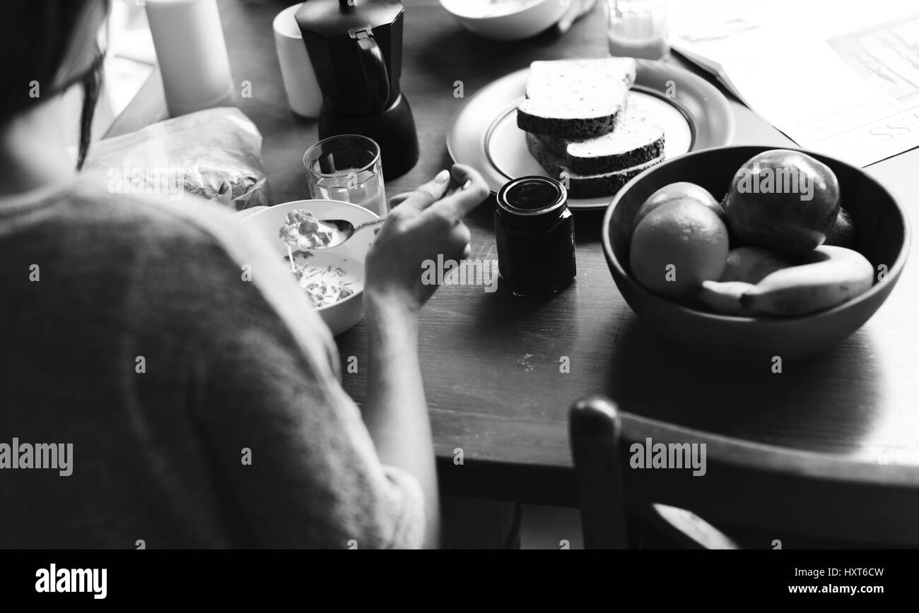 Coouple mangiare la colazione del mattino stare insieme Foto Stock