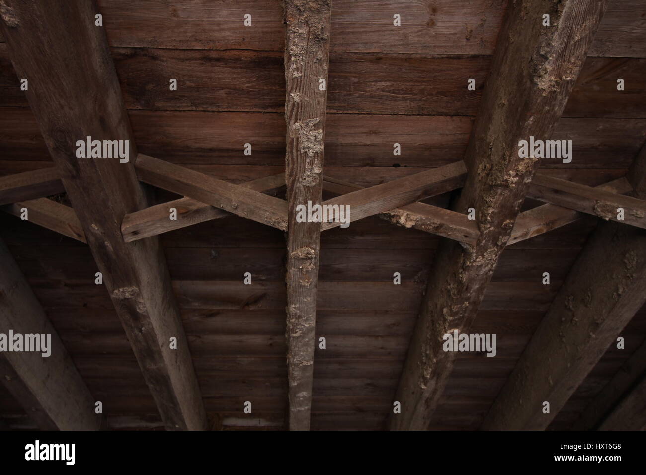 Chiudere ups di una vecchia stalla che conduce a un workshop Foto Stock