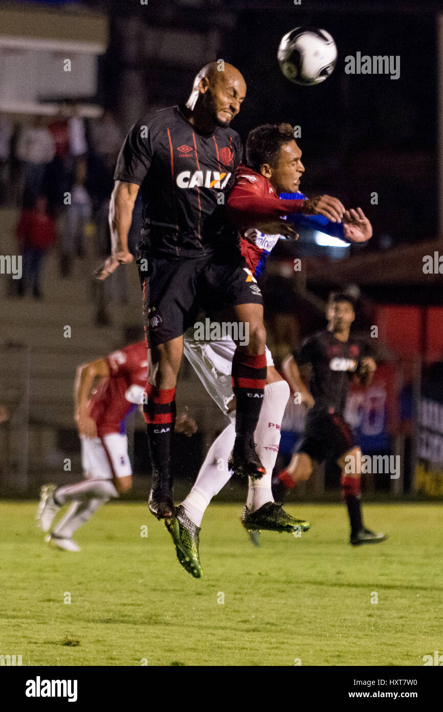 Curitiba, Brasile. 29 Mar, 2017. Otavio fare Atlético Junior e Paraná Clube in Paraná Clube vs Atletico PR partita valevole per l'undicesimo round del Campionato Paranaense 2017, tenutasi al Estadio Durival Britto e Silva a Curitiba, PR. Credito: Reinaldo Reginato/FotoArena/Alamy Live News Foto Stock