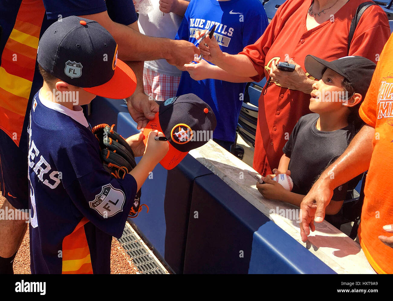 Florida, Stati Uniti d'America. 29 Mar, 2017. Wellington residente ha attirato Dawson, 8, chat con Astros brocca lancia McCullers prima di un allenamento primaverile di partita di calcetto di La Palma spiagge mercoledì 29 marzo, 2017 a West Palm Beach. Dawson è stato diagnosticato con leucemia linfoblastica acuta in 2012 ed è andato attraverso tre anni di trattamento. Credito: Handout/Palm Beach post/ZUMA filo/Alamy Live News Foto Stock