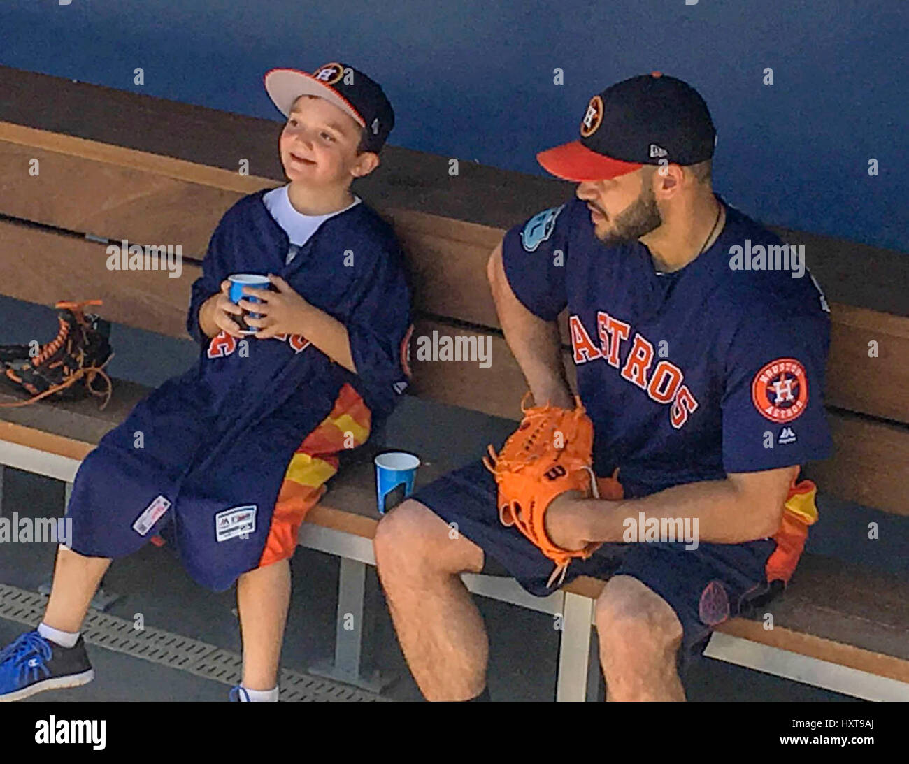 Florida, Stati Uniti d'America. 29 Mar, 2017. Wellington residente ha attirato Dawson, 8, chat con Astros brocca lancia McCullers prima di un allenamento primaverile di partita di calcetto di La Palma spiagge mercoledì 29 marzo, 2017 a West Palm Beach. Dawson è stato diagnosticato con leucemia linfoblastica acuta in 2012 ed è andato attraverso tre anni di trattamento. Credito: Handout/Palm Beach post/ZUMA filo/Alamy Live News Foto Stock