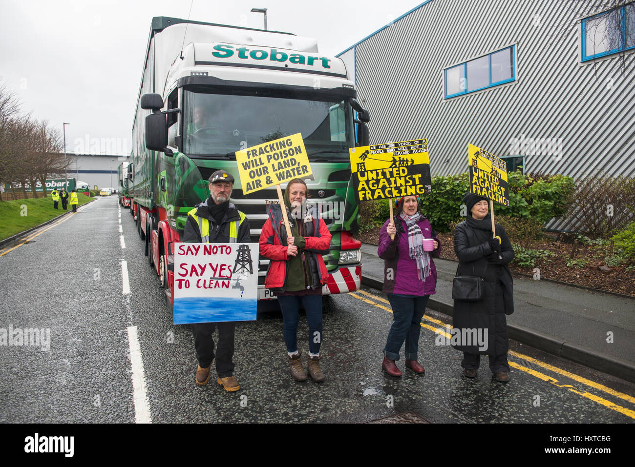 Appleton, Warrington, Regno Unito. Il 30 marzo, 2017. Un piccolo gruppo di attivisti ambientali effettuato un 'pop-up' protestare e lenta camminato Eddie Stobart nel trasporto di merci su strada di autocarri al di fuori della loro sede principale di Appleton Thorn vicino a Warrington. L'anti-fracking manifestanti stanno protestando circa Eddie Stobart camion di Eddie Stobart Logistica offrendo prodotti per la Cuadrilla esplorativa di gas di scisto fracking sito attualmente essendo costruito vicino a Blackpool. Credito: Dave Ellison/Alamy Live News Foto Stock