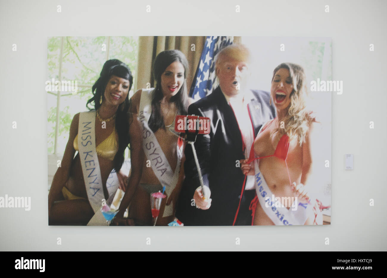 Londra, Regno Unito. 30 Mar, 2017. Donald Trump prendendo un selfie a Miss Mondo della concorrenza, dall'Selfie per l'espressione di sé mostra alla Saatchi Gallery di Londra. Foto Data: giovedì, 30 marzo 2017. Credito: Roger Garfield/Alamy Live News Foto Stock