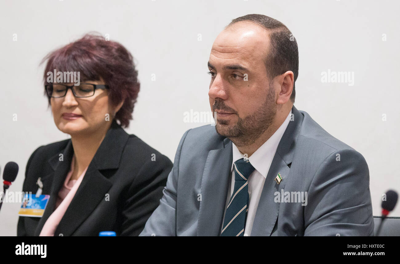 Ginevra, Svizzera. 30 Mar, 2017. La siria opposizione del capo delegazione Nasr al-Hariri (R) partecipa a una riunione di Intra-Syria i colloqui di pace con l inviato speciale dell ONU per la Siria Staffan de Mistura (invisibile) presso il Palais des Nations a Ginevra, Svizzera, 30 marzo 2017. Credito: piscina/Xu Jinquan/Xinhua/Alamy Live News Foto Stock